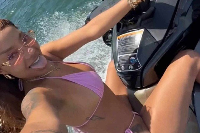 Segundo informações do colunista Andrei Lara, do jornal O Dia, a artista conduzia o veículo sem usar colete salva-vidas e também sem habilitação náutica. O documento oficial classificou as duas falhas como graves -  (crédito: Observatorio dos Famosos)