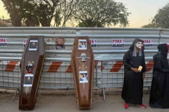 Torcedores levaram caixões para protestar contra a diretoria - (crédito: Foto: Reprodução) Torcedores levaram caixões para protestar contra a diretoria - (crédito: Foto: Reprodução)