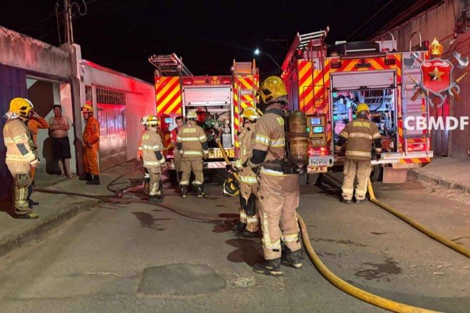 Fogo atinge residência em Sobradinho - (crédito: CBMDF/Divulgação) Fogo atinge residência em Sobradinho - (crédito: CBMDF/Divulgação)