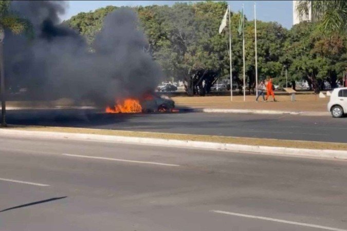 Carro pega fogo no Eixo Monumental - (crédito: Eduardo Pinho/Reprodução) Carro pega fogo no Eixo Monumental - (crédito: Eduardo Pinho/Reprodução)