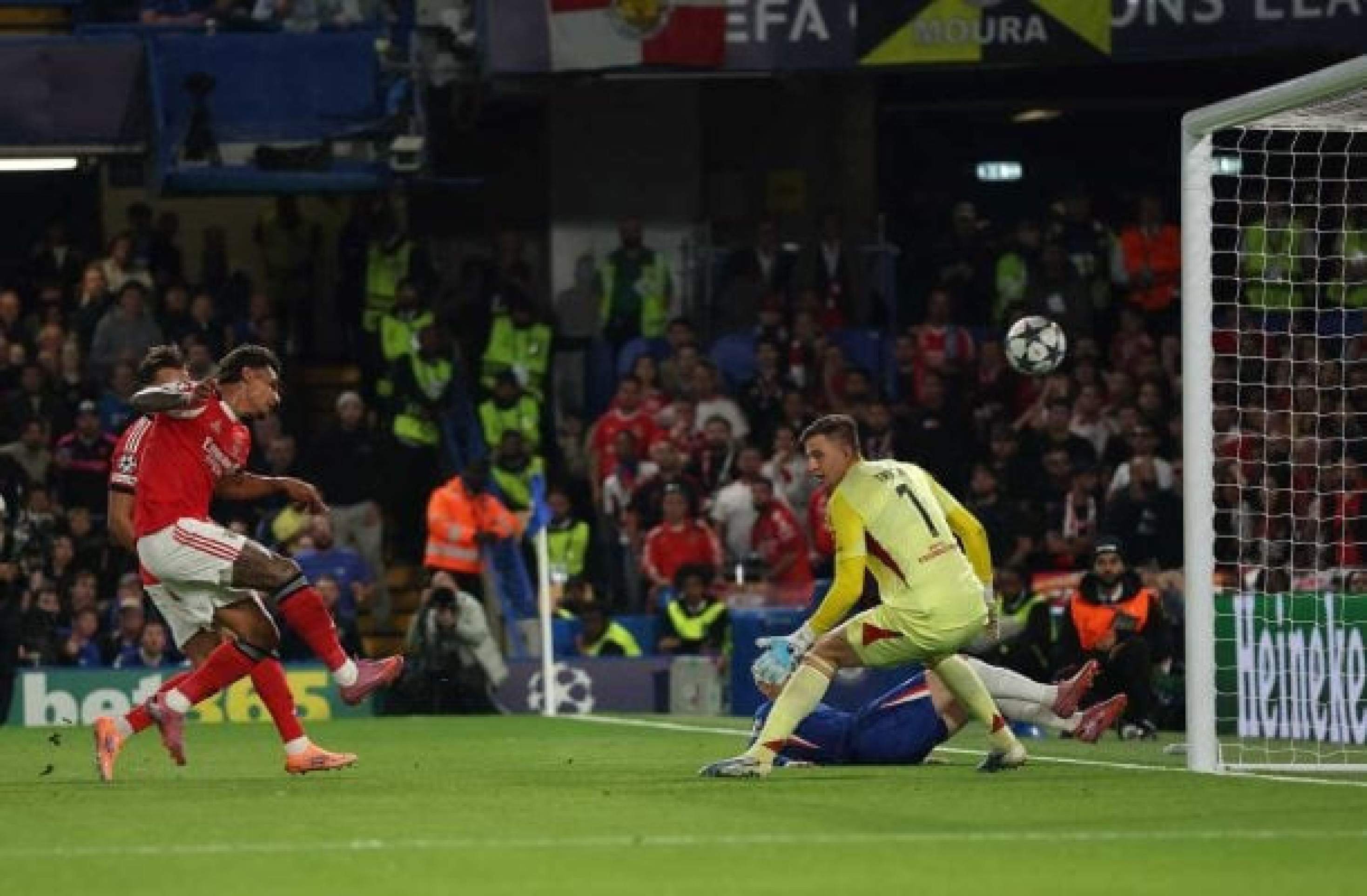 Chelsea supera Benfica com gol contra de ex-jogador do Palmeiras