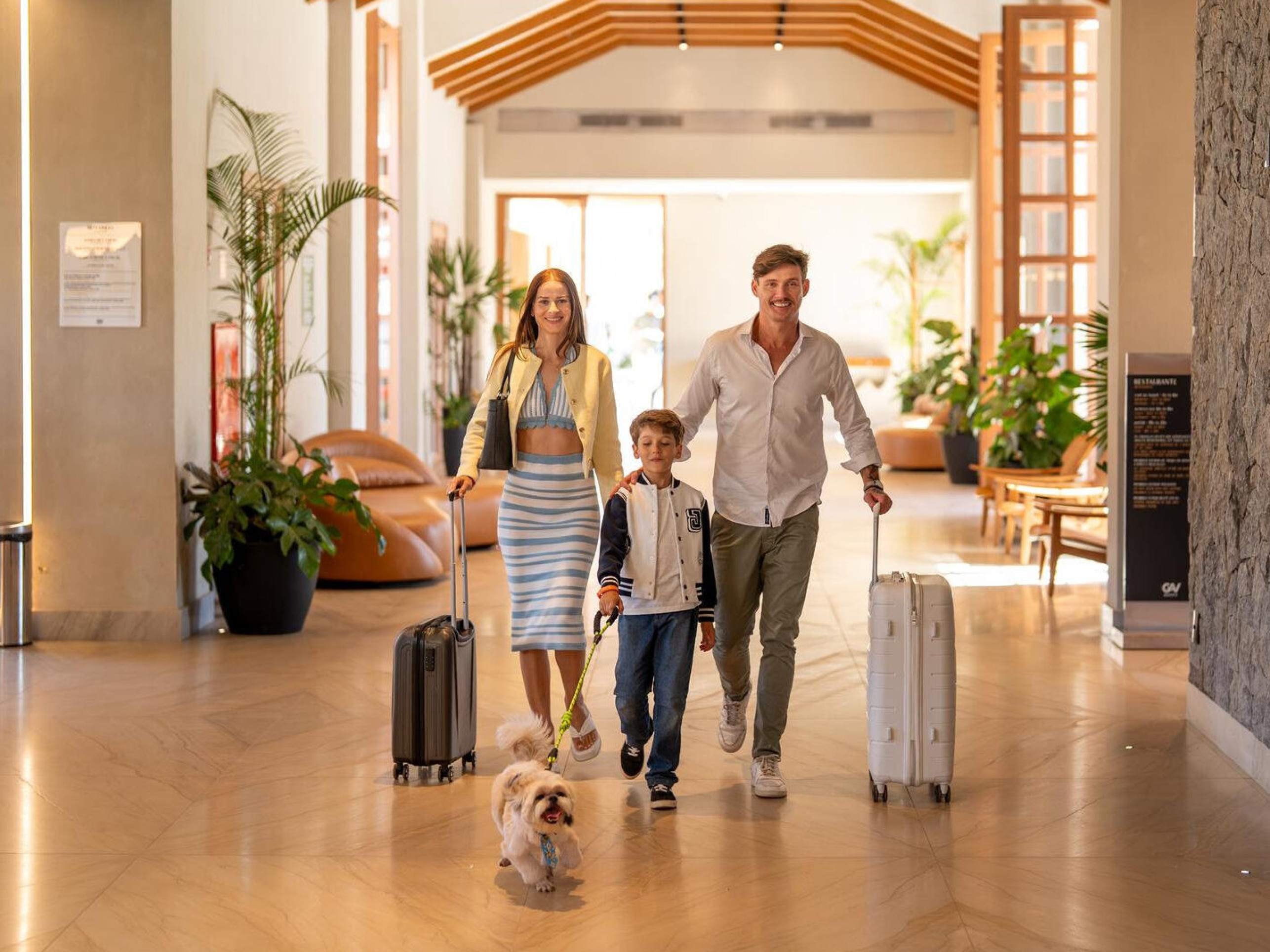 Afeto que viaja junto: pets ganham espaço em resorts no Brasil