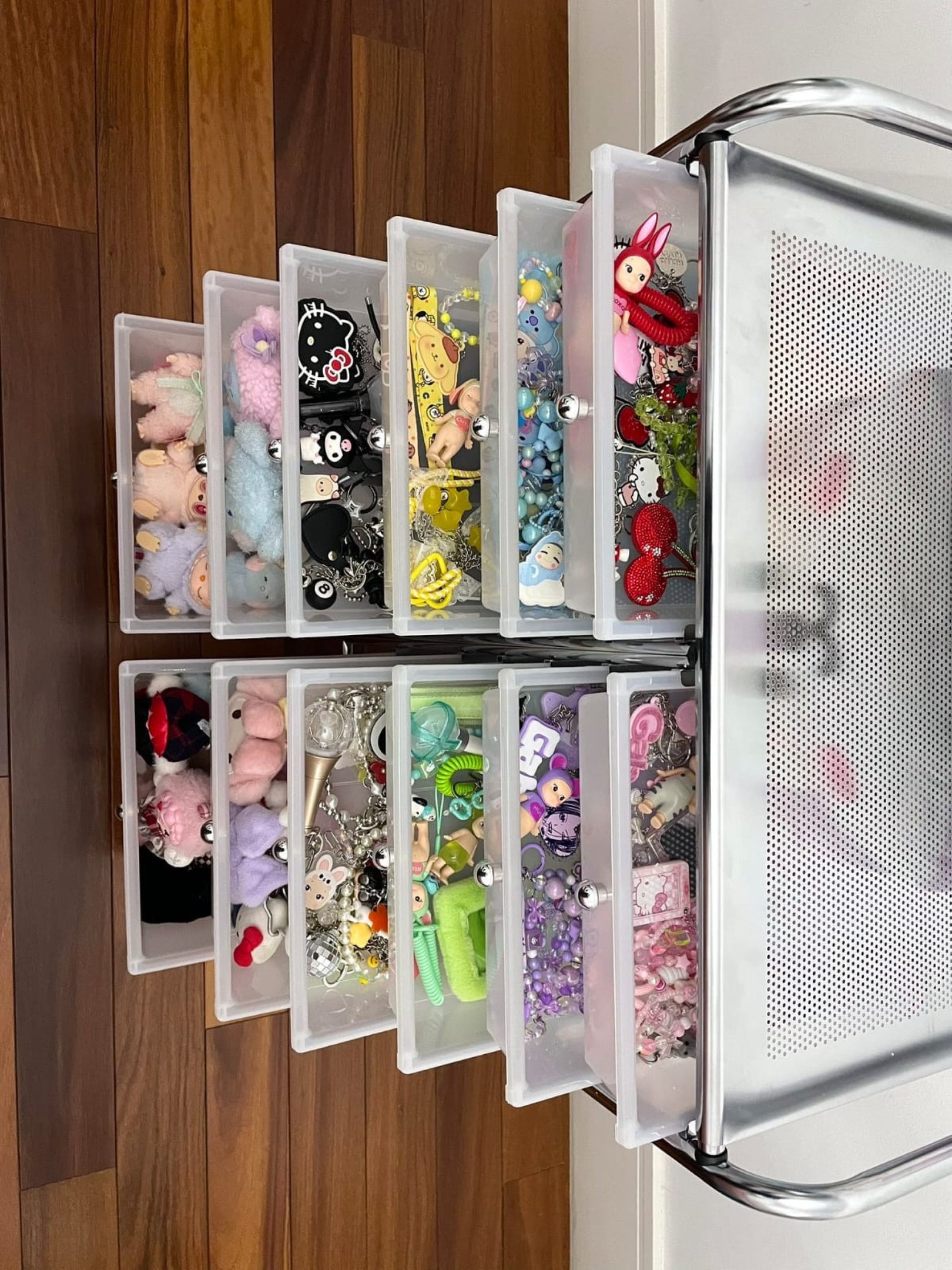 Para manter a coleção organizada, Gab separou os chaveiros e um gaveteiro 