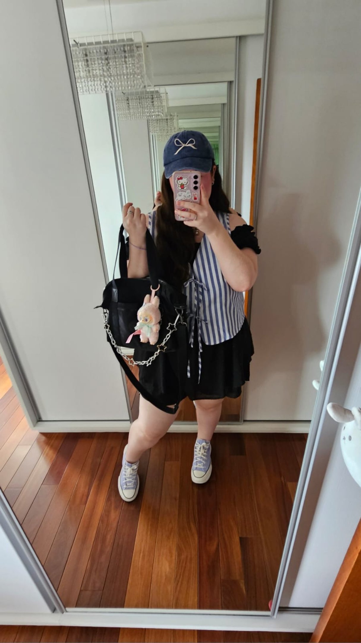 Gab combina os chaveiros com os looks