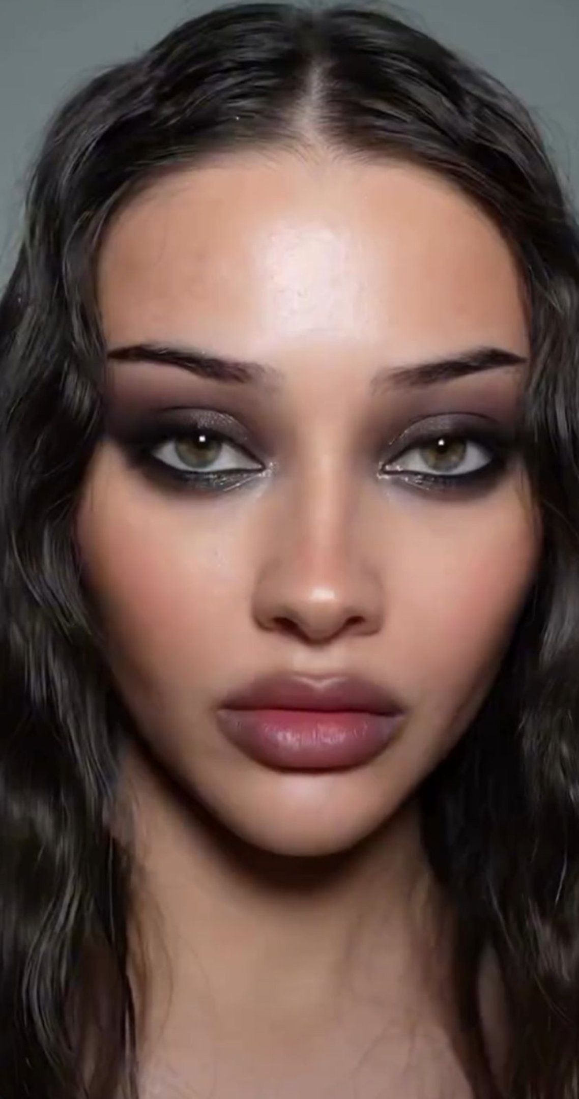 O esfumado é um elemento crucial para a maquiagem grunge