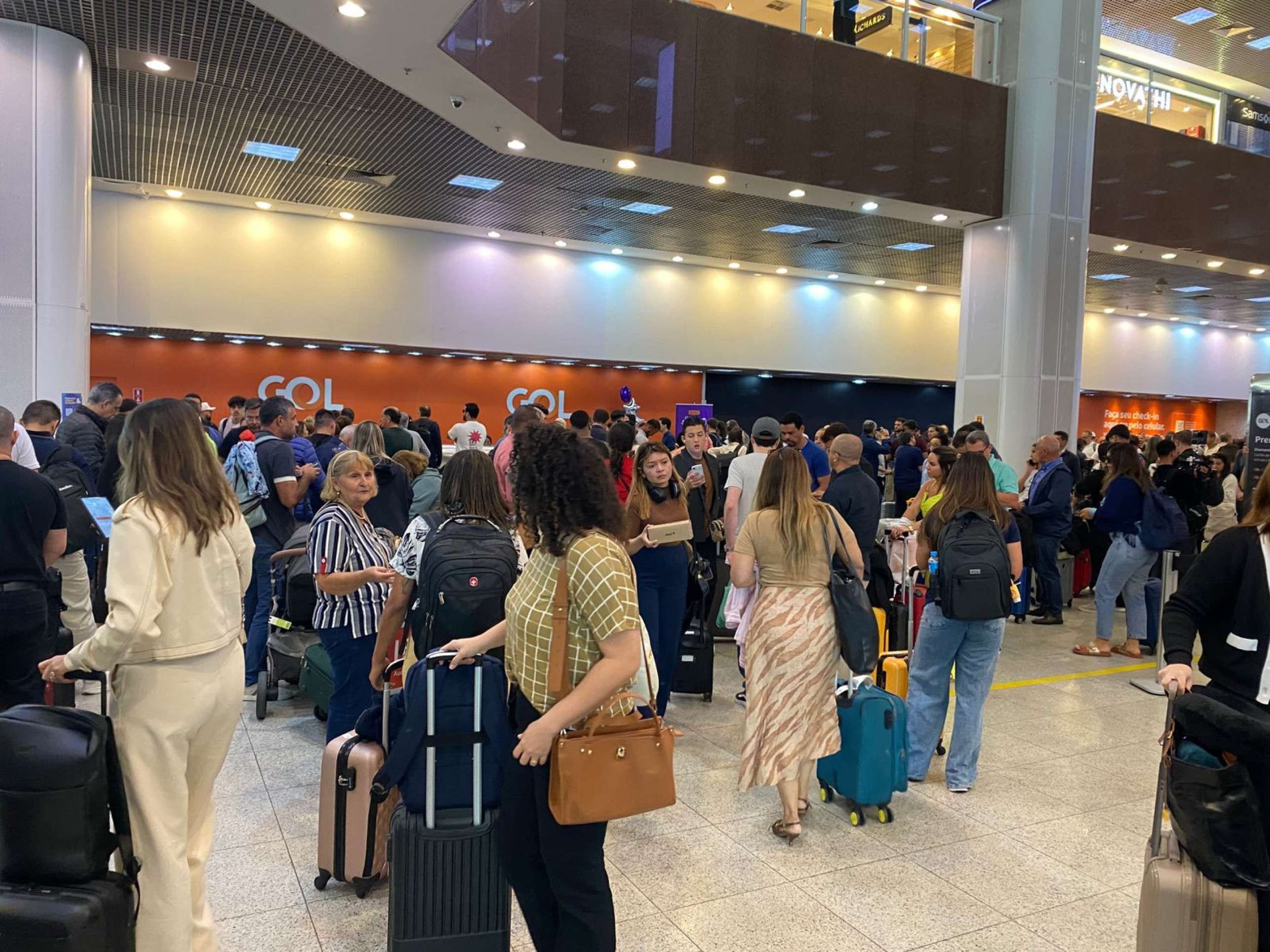 Passageiros no Aeroporto Santos Dumont nesta terça-feira (30/9)
