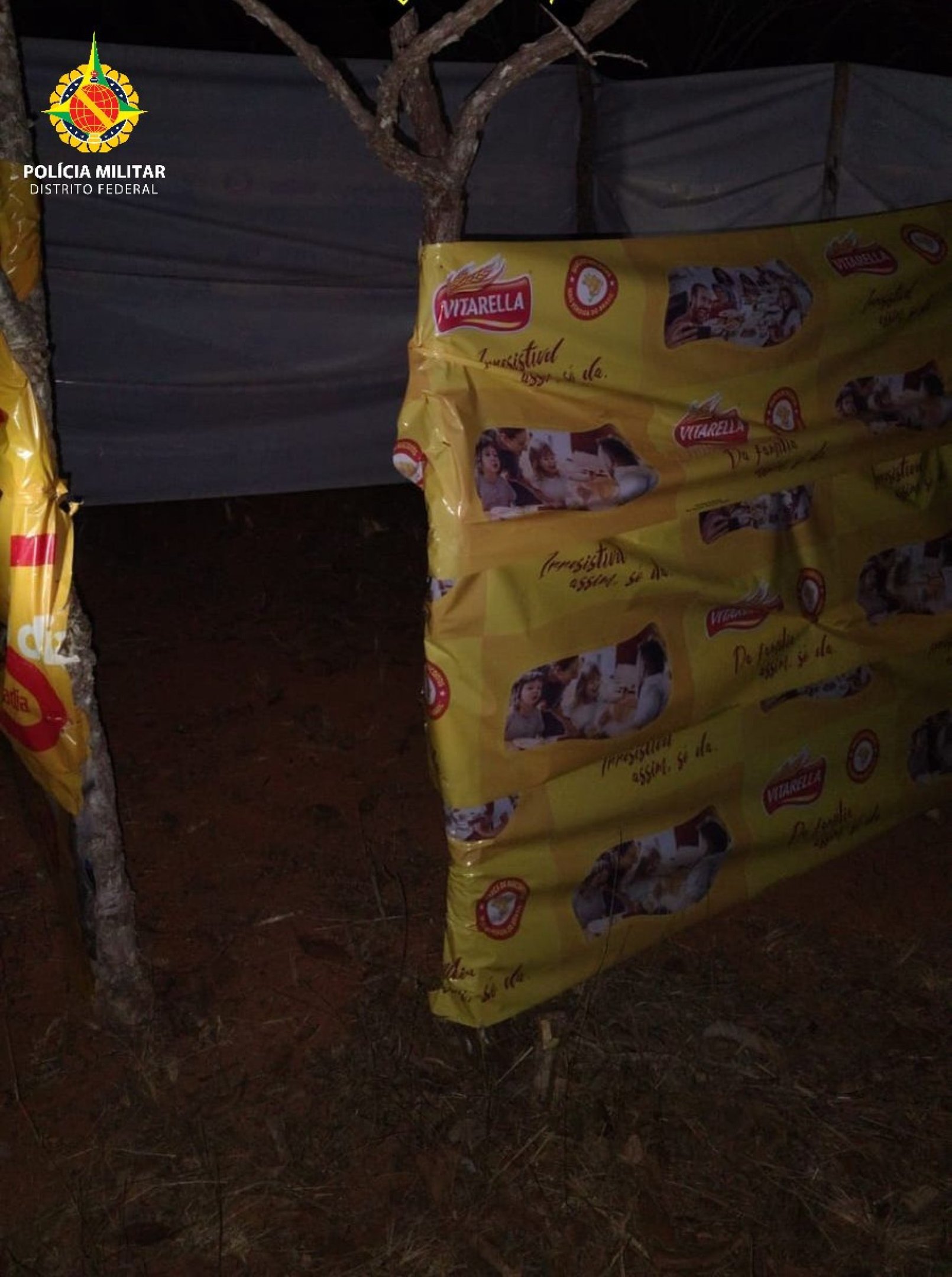 Foi identificado o piquetamento da área e a construção de barracões de lona no local