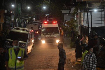 Pais desesperados pedem que os esforços para encontrar seus filhos sejam acelerados, já que se acredita que ainda estejam presos - (crédito: AFP) Pais desesperados pedem que os esforços para encontrar seus filhos sejam acelerados, já que se acredita que ainda estejam presos - (crédito: AFP)