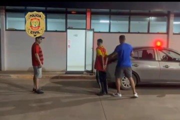 Policiais da 17ª DP encontraram o fugitivo no Paranoá - (crédito: Divulgação/PCDF) Policiais da 17ª DP encontraram o fugitivo no Paranoá - (crédito: Divulgação/PCDF)