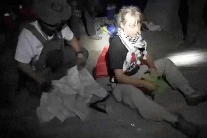 Imagens transmitidas ao vivo mostram tripulação do navio Alma sentados no convés enquanto navegam para Gaza -  (crédito: Reuters)