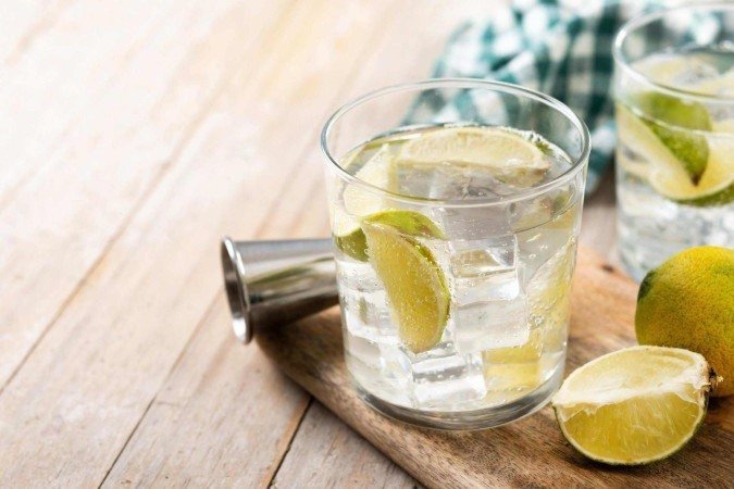 O consumo de bebidas alcoólicas aciona áreas cerebrais que provocam euforia e reduzem artificialmente sinais de ansiedade -  (crédito: Reprodução/Freepik)
