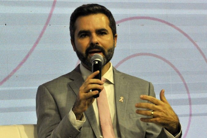 O oncologista Cristiano Resende enxerga que a jornada da paciente começa muito antes do diagnóstico
