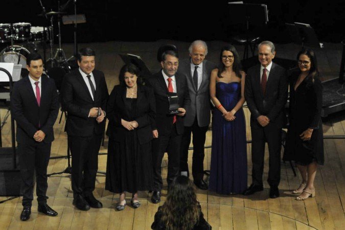 Equipe do Correio e da TV Brasília recebe o reconhecimento no palco da Sala Martins Pena, do Teatro Nacional -  (crédito:  Minervino Junior/CB/D.A Press)