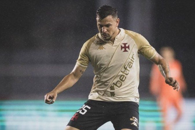 HUGO MOURA - Falhou feio no segundo gol ao tentar tirar e chutar contra o prÃ³prio companheiro dentro da Ã¡rea. Depois, errou passe bÃ¡sico que fez Paulo Henrique levar amarelo matando contra-ataque do Palmeiras. Virou zagueiro no fim. NOTA 2,5. Foto: Matheus Lima / Vasco