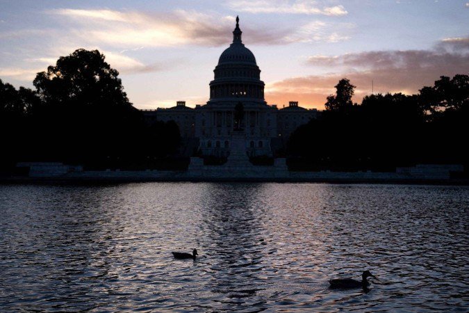 O Capitólio ao amanhecer, durante o primeiro dia de shutdown: impasse sobre o orçamento levou ao fechamento do governo - (crédito: Brendan Smialowski/AFP) O Capitólio ao amanhecer, durante o primeiro dia de shutdown: impasse sobre o orçamento levou ao fechamento do governo - (crédito: Brendan Smialowski/AFP)