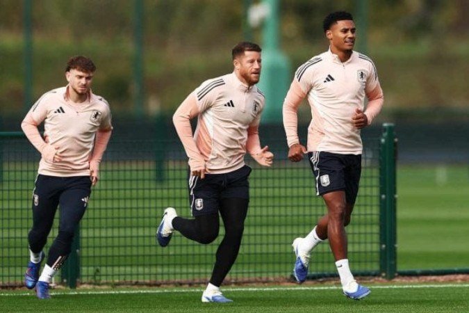 Jogadores do Aston Villa durante treinamento da equipe -  (crédito: Foto: Dan Istitene/Getty Images)