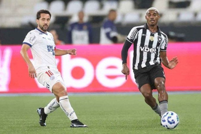 CUIABANO - Bem na recomposição, participativo no ataque e perigoso nas finalizações. Uma delas sobrou para Jeffinho anotar o segundo gol alvinegro. Poderia ter evitado o cartão amarelo que o tira do próximo jogo do Glorioso. Saiu, no segundo tempo, para a entrada de David Ricardo - NOTA: 7,0 - Foto: Vitor Silva/Botafogo  