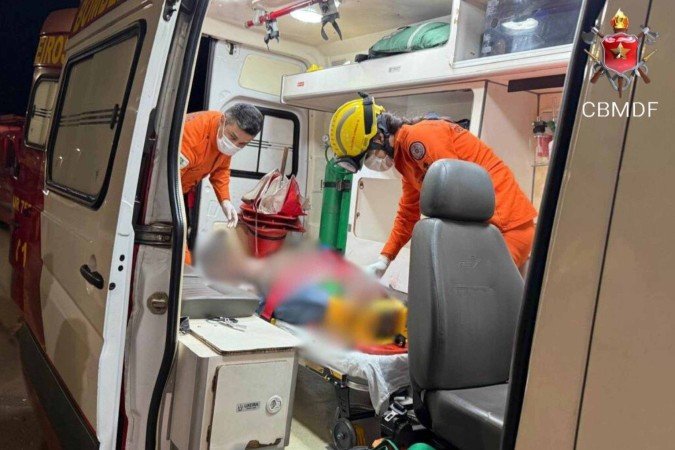 As equipes de socorro encontraram apenas a motocicleta, uma Yamaha Factor 125 de cor preta, e o condutor caído na pista -  (crédito: Divulgação/CBMDF)