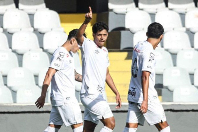 Camisa 5 abriu a contagem em clássico que terminou com vitória por 3 a 1 -  (crédito: Foto: Reinaldo Campos/Santos F.C.)