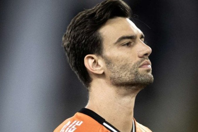 LÉO JARDIM - Levou três gols em 23 minutos, no que foram as três primeiras tentativas do Palmeiras. Poderia ter saído da área no terceiro gol. Fez um milagre em chute de Vitor Roque, é verdade. NOTA 5,0. Foto: Matheus Lima/Vasco