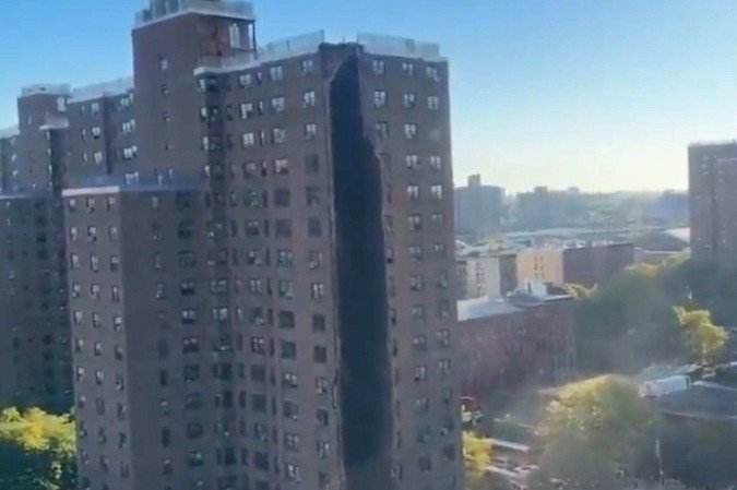 Parte de parede de prédio desaba após explosão em Nova York