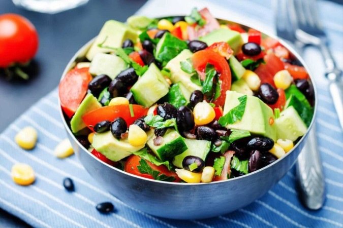 Salada de feijão-preto com abacate  (Imagem: Nataliya Arzamasova | Shutterstock) -  (crédito: EdiCase)