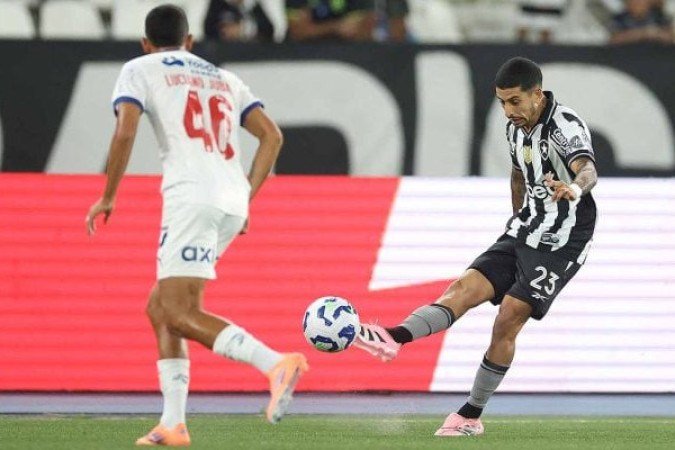 SANTI - Mais um gol para a conta. Teve senso de oportunismo e soube se posicionar na Ã¡rea para receber de Vitinho. Escorou bonito. Segue em Ã³tima fase no Mais Tradicional - NOTA: 7,5 - Foto: Vitor Silva/Botafogo  