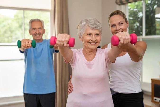 Treinos com pesos, elásticos ou o próprio peso corporal, sempre com orientação de um profissional, ajudam na prevenção à sarcopenia (Imagem: Ground Picture | Shutterstock) - (crédito: EdiCase) Treinos com pesos, elásticos ou o próprio peso corporal, sempre com orientação de um profissional, ajudam na prevenção à sarcopenia (Imagem: Ground Picture | Shutterstock) - (crédito: EdiCase)
