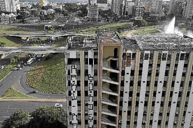 O edifício já está abandonado há 12 anos -  (crédito: Marcelo Ferreira/CB/D.A.Press)