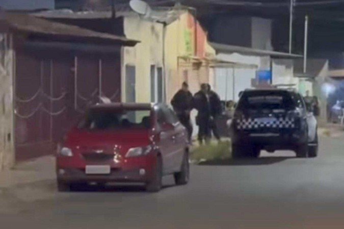 Homem é morto a tiros na porta de casa em Santa Maria
- (crédito: Reprodução Redes Sociais/Coisas do Gama) Homem é morto a tiros na porta de casa em Santa Maria
- (crédito: Reprodução Redes Sociais/Coisas do Gama)