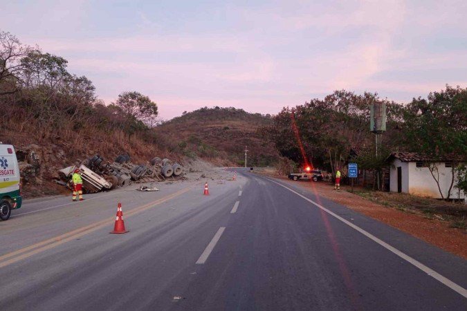 Motorista morre ao tombar carreta na curva do Mirante do Salto Corumbá na BR414 -  (crédito: PRF/GO)