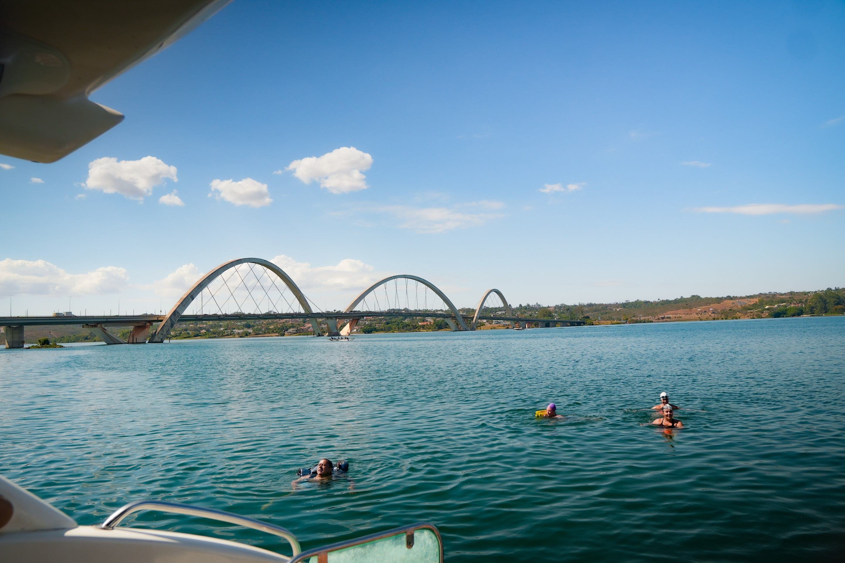 Lago Paranoá recebe a Travessia das Pontes 2025; veja programação