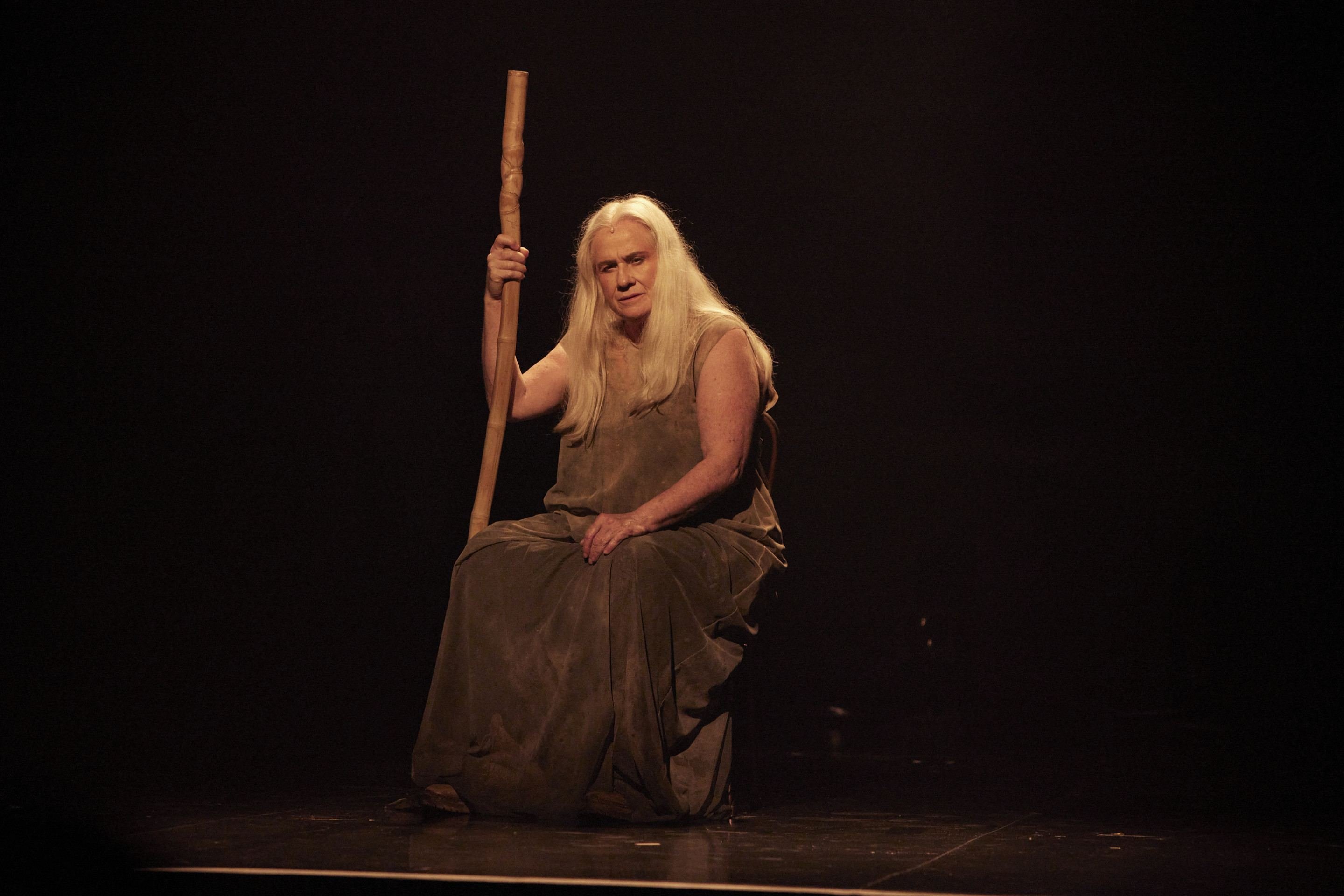 A longevidadedos palcos: o teatro nos abraça