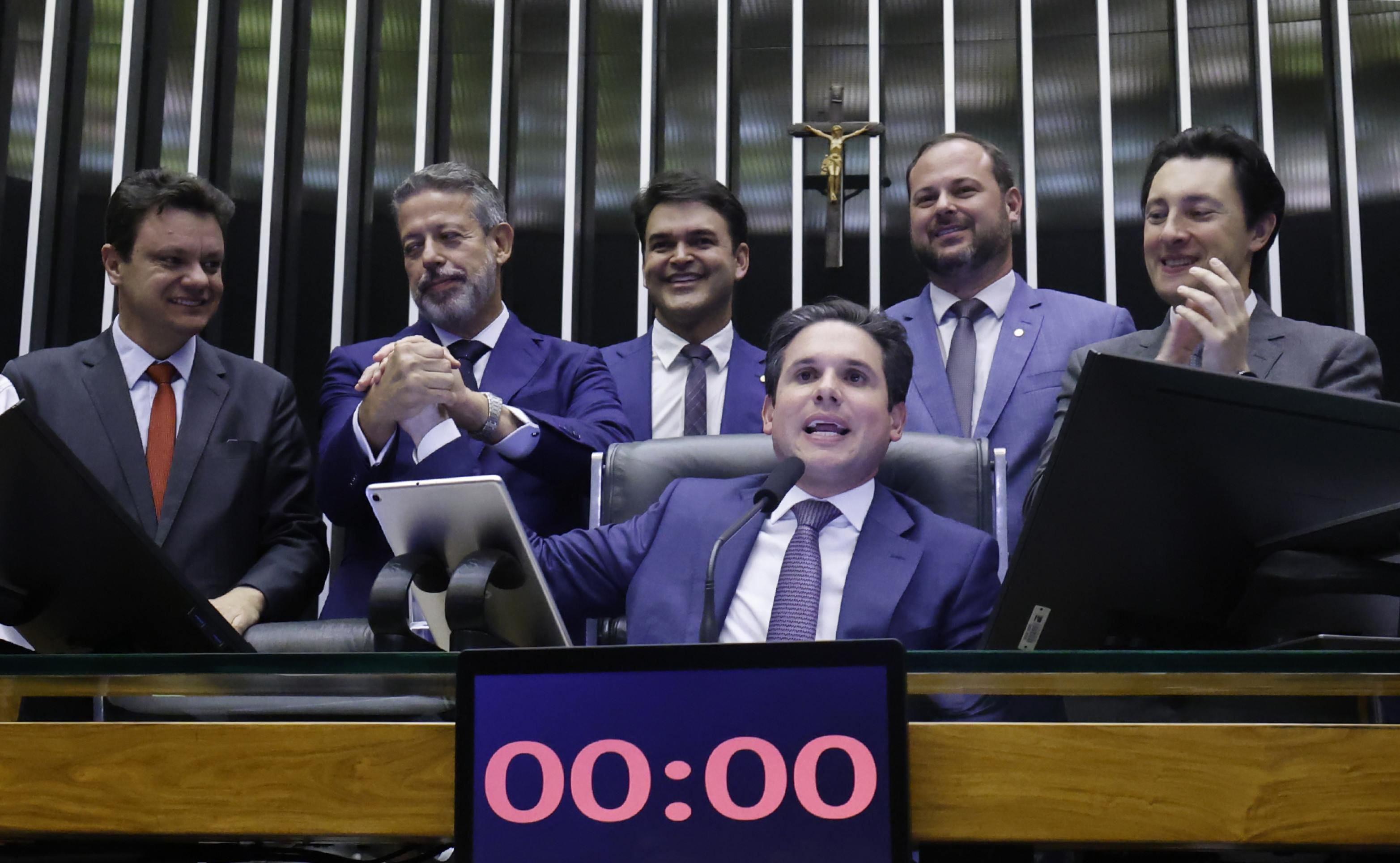 Isenção do IR tem aprovação histórica na Câmara