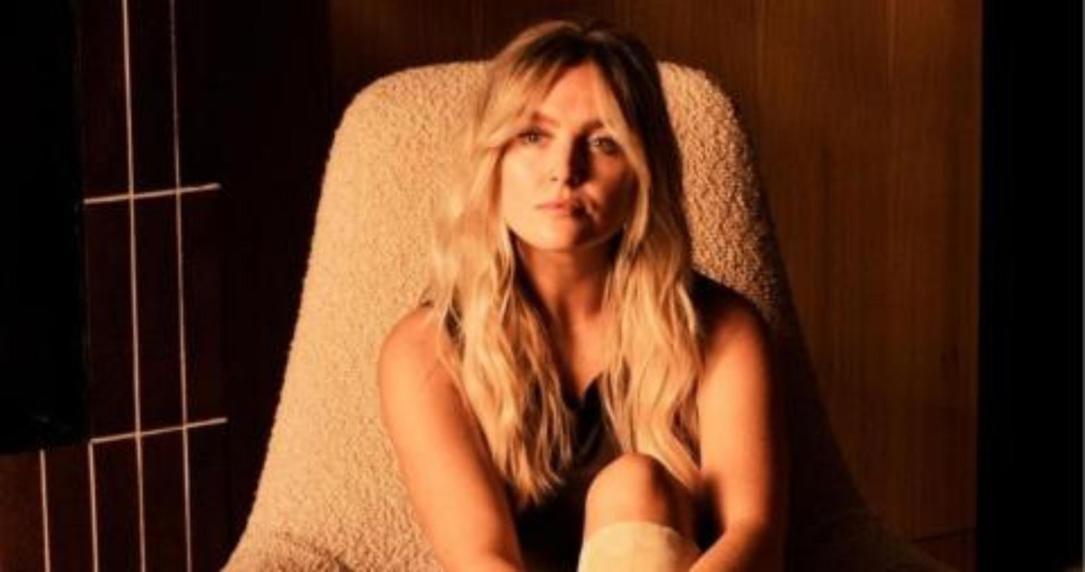 Perrie Edwards fala pela primeira vez sobre perda gestacional traumática