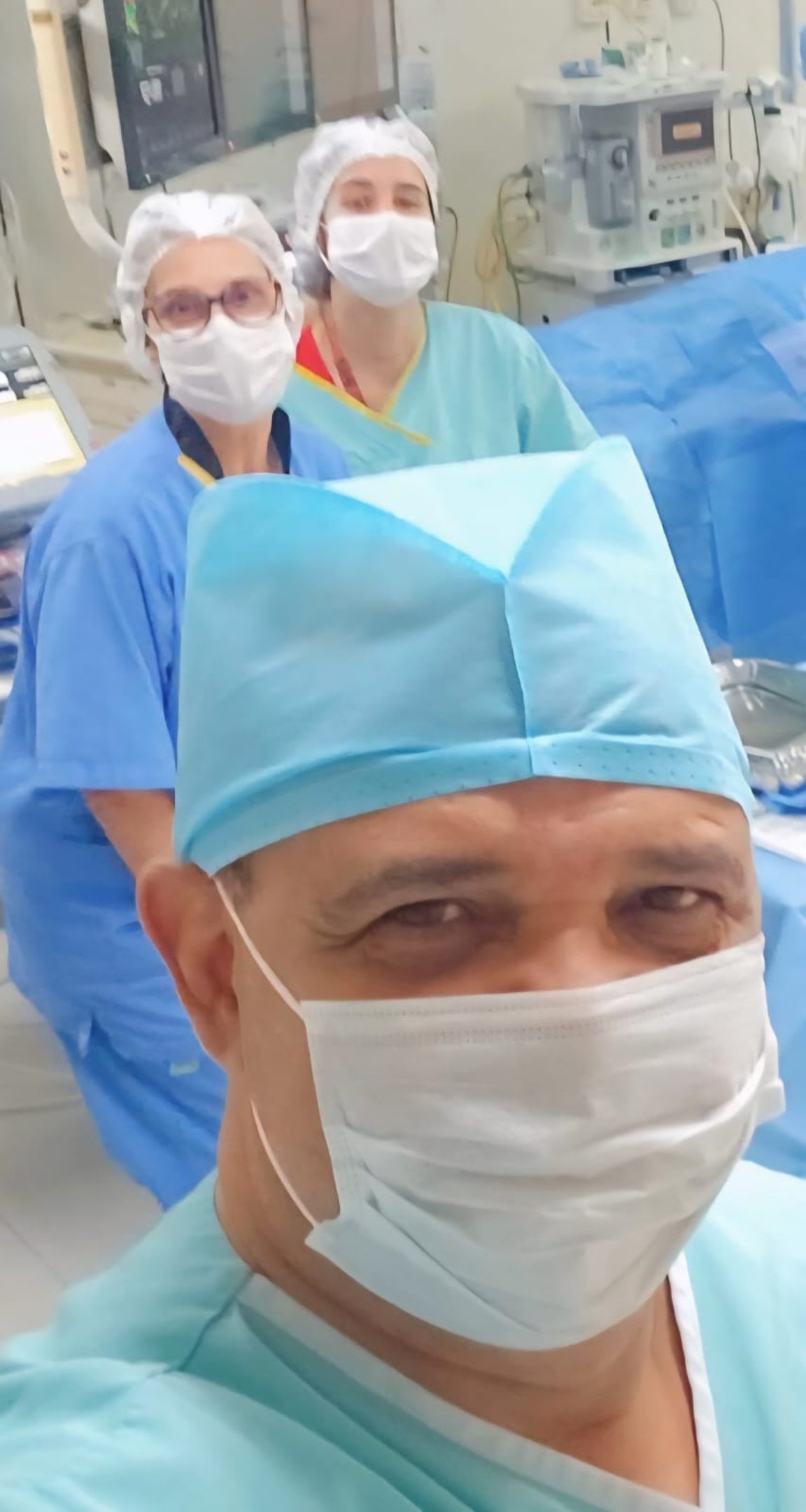 Joaquim (&agrave; frente) e Yeda (de &oacute;culos) ap&oacute;s cirurgia no Hospital de Base