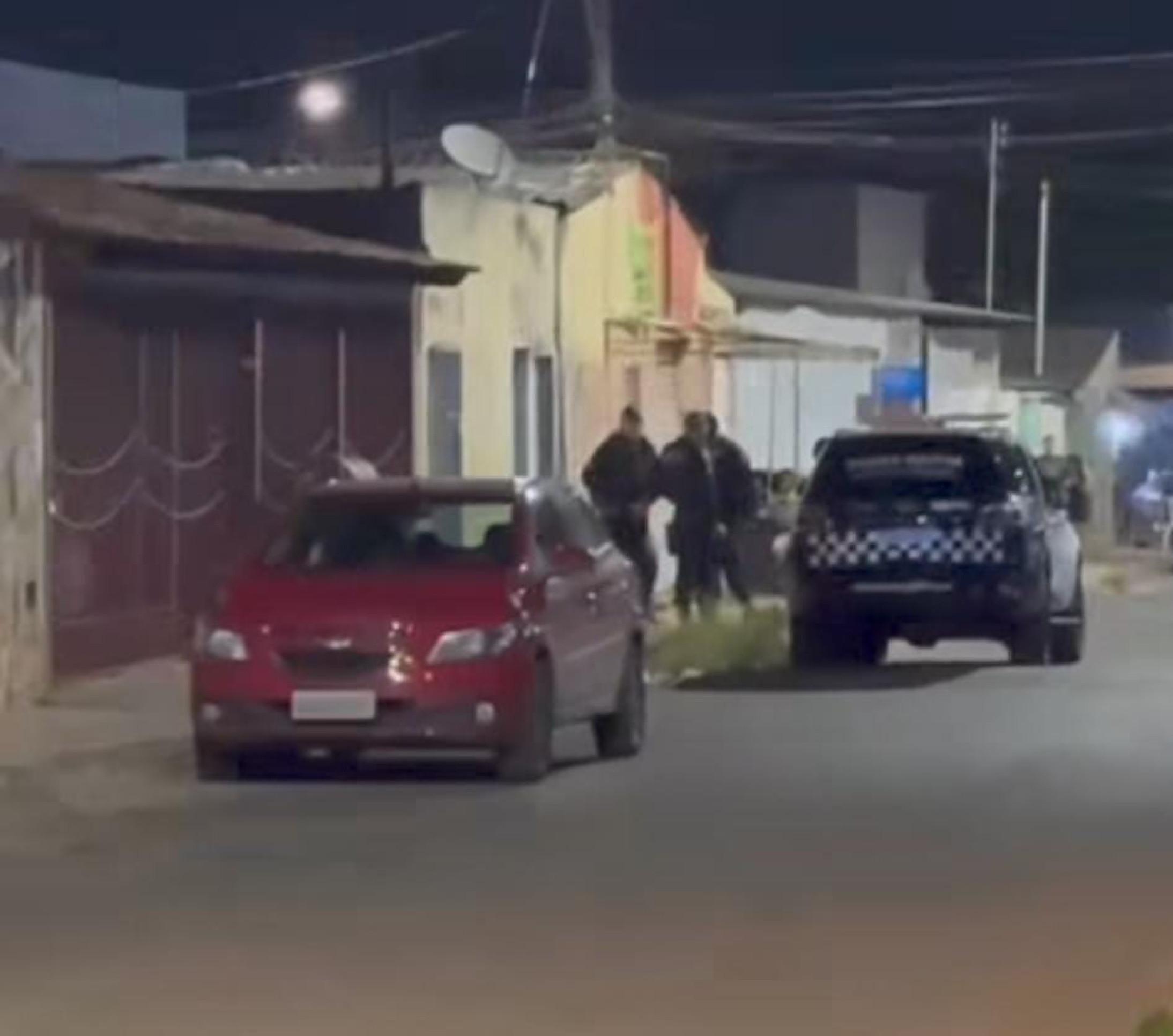 Homem com capuz mata morador na frente de casa, em Santa Maria