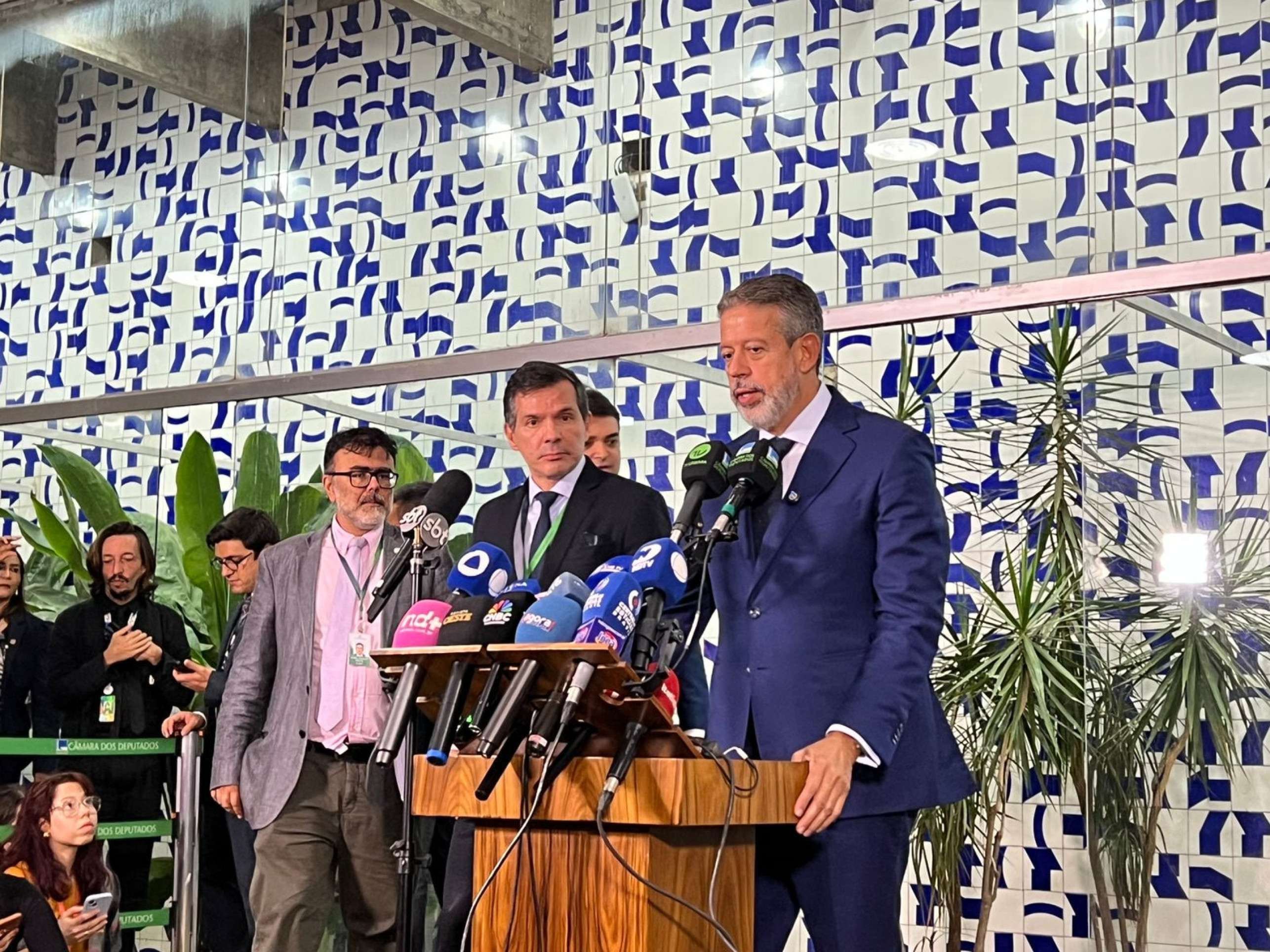 Lira anuncia ajustes no IR para atender municípios, Prouni e cartórios