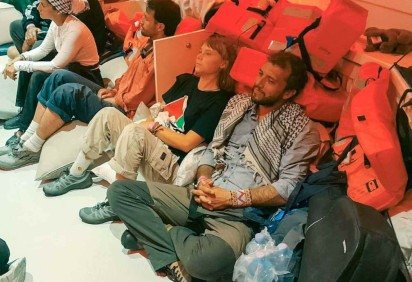 Greta Thunberg e o brasiliense Thiago Ávila, a bordo de navio de Israel, após detenção  -  (crédito: Ministério das Relações Exteriores de Israel)