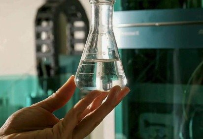 Metanol é um produto altamente tóxico, usado por criminosos na adulteração de bebidas. Consumo pode causar dores, cegueira, falência múltipla dos órgãos e até levar à morte -  (crédito: Agência Brasil)