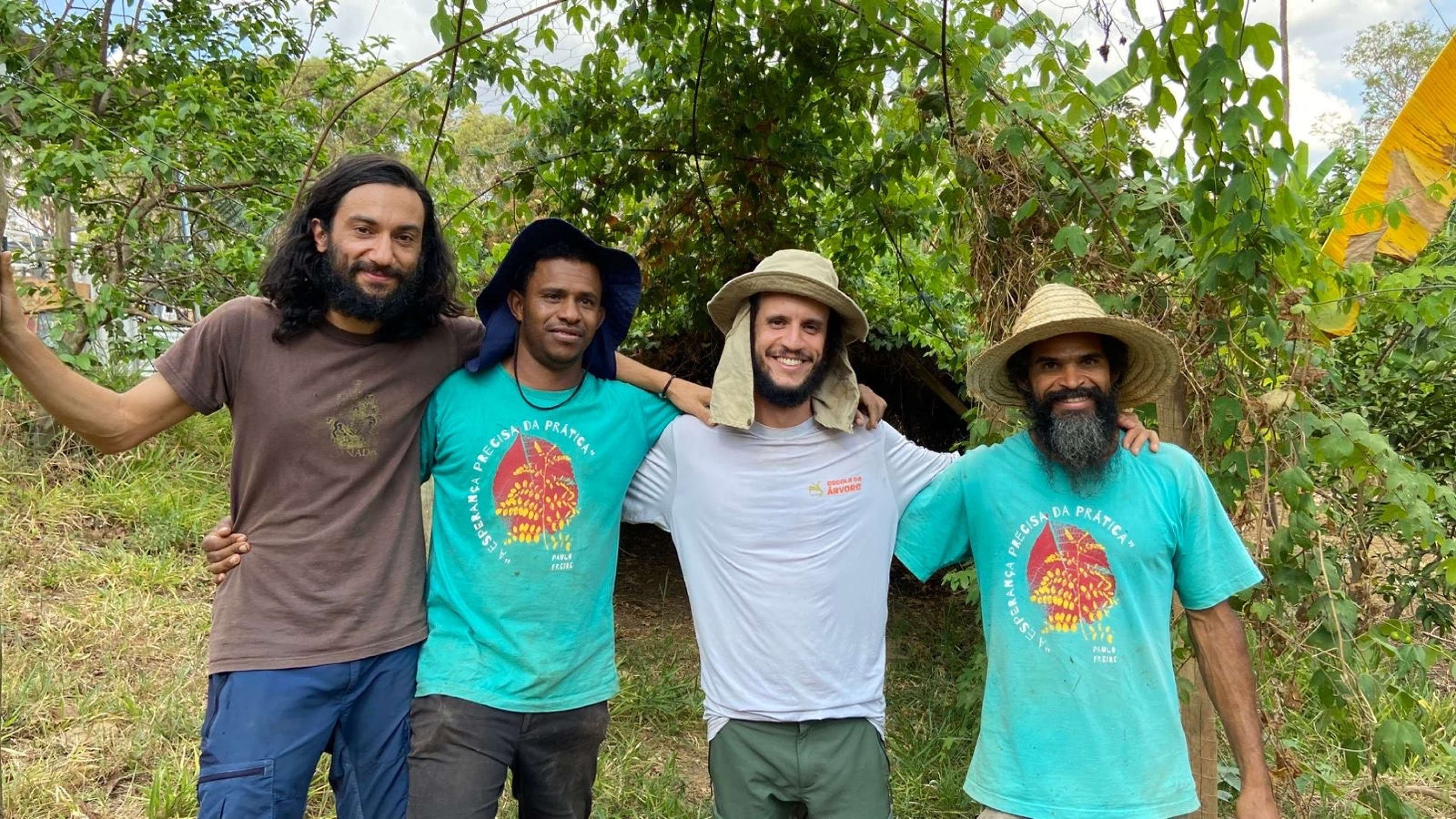  Escola da Árvore. Equipe de agricultores que cuidam da agrofloresta da escola, Cícero Marques, Aurian Melo, Iago Graça e Eldinei dos Santos. 