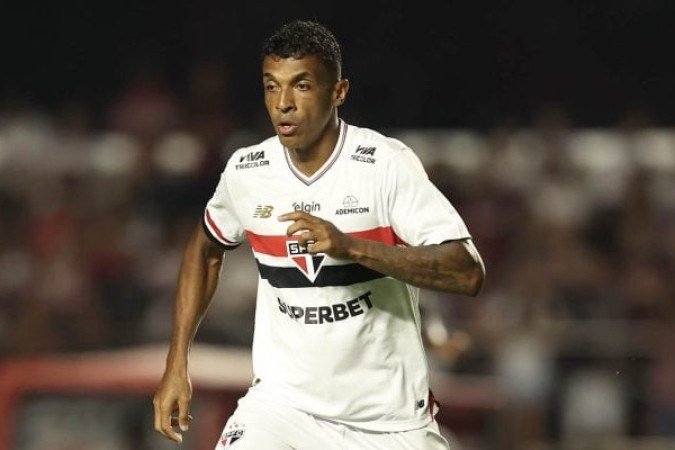 LUIZ GUSTAVO - Depois de seis meses, o jogador voltou a atuar como titular pelo São Paulo. Improvisado como zagueiro, conseguiu aparecer muito bem fechando os espaços e auxiliando no bom desempenho defensivo do time. Nota: 7 - Foto: Rubens Chiri/São Paulo