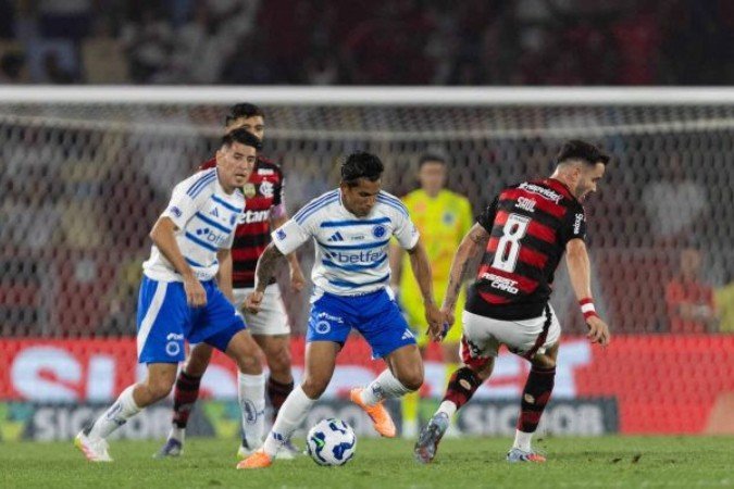Flamengo e Cruzeiro fazem jogo de muita pegada na marcação, mas com ataques perigosos para ambos os lados.  -  (crédito: Foto: Gilvan de Souza)