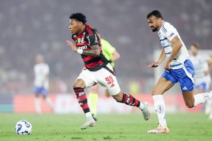 PLATA – Jogou como 9, mas sempre saindo da área para buscar o jogo. Estava abaixo da sua média. Lutou muito, mas finalizou pouco e não construiu jogadas relevantes no primeiro tempo. Melhorou na etapa final, passando a jogar mais pela direita e construindo a jogada que Carrascal quase marcou. Também quase fez o dele numa infiltração.  NOTA 6,0. FOTO: Gilvan de Souza/Flamengo