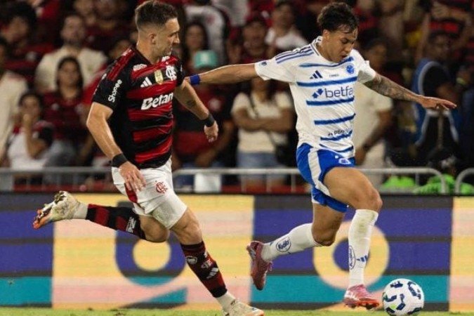 Caio Jorge e Leo Ortiz disputam a bola durante o empate entre Flamengo e Cruzeiro no Maracanã -  (crédito: Foto: Thaís Magalhães / Cruzeiro)