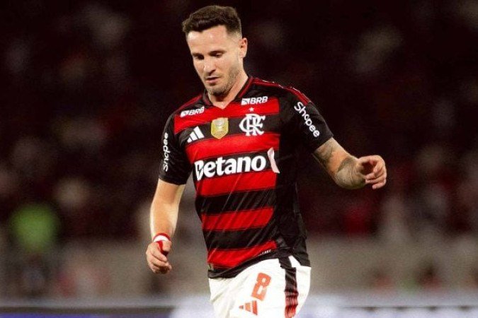 SAÚL – Alguns passes errados no primeiro tempo. Como o Cruzeiro tinha imposição no toque de bola, jogou bem mais recuado para fechar os espaços. Jogo correto no segundo tempo. NOTA 6,0. FOTO: Gilvan de Souza/Flamengo