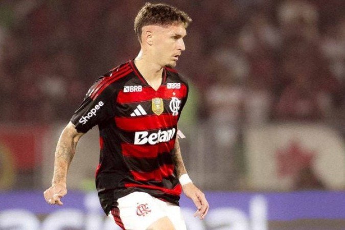 VARELA – Ficou um pouco mais atrás, na marcação, já que o Cruzeiro atacou com perigo pelo seu setor. Perdeu apenas uma disputa, justamente aquela que gerou o lance de maior perigo da Raposa no primeiro tempo. Mas também foi ao ataque e, numa das investidas, quase marcou após cruzamento de Arrascaeta. Cresceu muito no segundo tempo sendo uma das opções de ataque.  NOTA 7,0. FOTO: Adriano Fontes/Flamengo