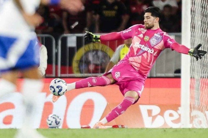 ROSSI – Ótimas defesas em chutes de Kaio Jorge e Christian no primeiro tempo, além de sair bem nos chuveirinhos e com os pés. Outras duas belas defesas na etapa final em chutes de Matheus Pereira e Kaio Jorge. Um dos melhores. NOTA 7,5. FOTO: Gilvan de Souza/Flamengo