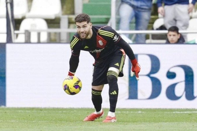 Luca Zidane em ação com a camisa do Granada na segunda divisão espanhola -  (crédito: Foto: Divulgação)