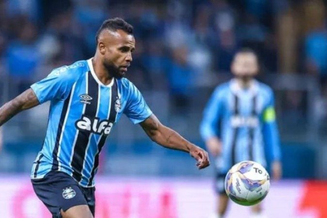 ALEX SANTANA - O volante entrou na vaga de Arthur, que já saiu pendurado. Teve pouco tempo para se destacar, e quando conseguiu atenção foi de forma negativa, com cartão amarelo por falta em Zé Rafael - NOTA: 4,5